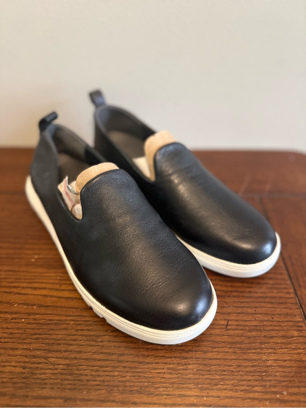 Vionic Uptown Willa Black Slip-On Leather Sneakers with White Sole NEW - Picture 2 of 8